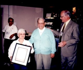Plaque remise � Claudette Laroche et Robert Turner, r�cipiendaires du prix Alcide et Marcellin 2001